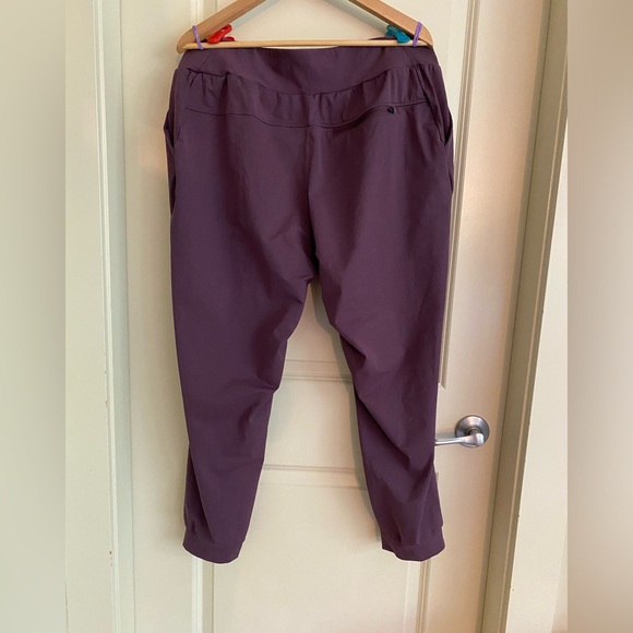 Mountain Hardware women’s crop. Size XL. Colour is a dusty mauve. - Picture 2 of 4
